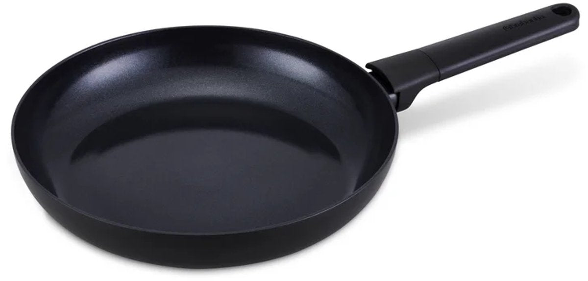 Brabantia vanta koekenpan - ø 28 cm - ergonomisch en licht - 100% pfas vrij- trendy design - 100% gerecycleerd aluminium - keramische anti-aanbaklaag - geschikt voor alle warmtebronnen – zwart.