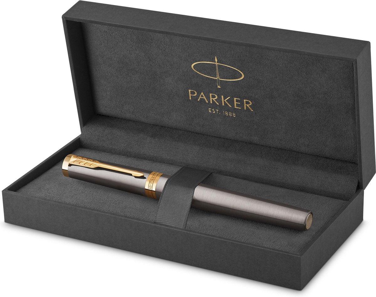 Parker ingenuity-vulpen | grijze lak met gouden details | medium roestvrijstalen penpunt met gouden pvd-coating | zwarte en blauwe inktnavullingen | geschenkverpakking