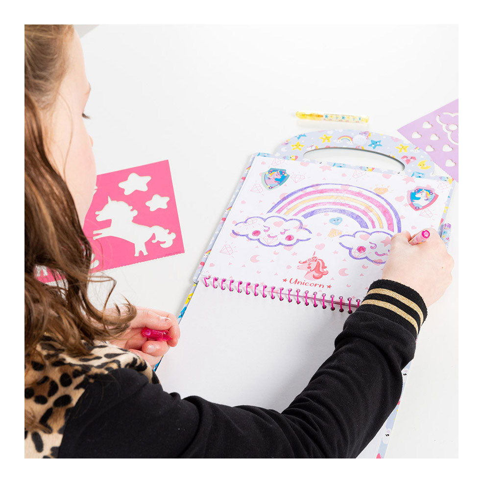 Totum unicorn designer vakantie doeboek stickeren, tekenen en schrijven - creatief speelgoed meisjes vanaf 3 jaar - 25 delig - incl. stickers en sjablonen knutselen