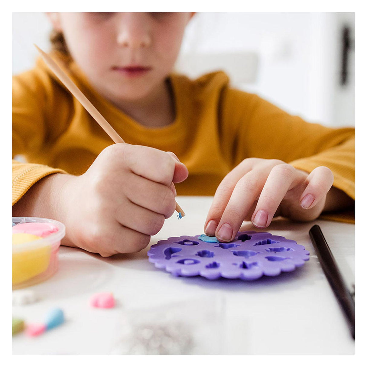Totum vrolijke bedelarmbandjes maken happy bracelets - met zelfhardende klei en herbruikbare mal- creatief speelgoed meisjes vanaf 5 jaar