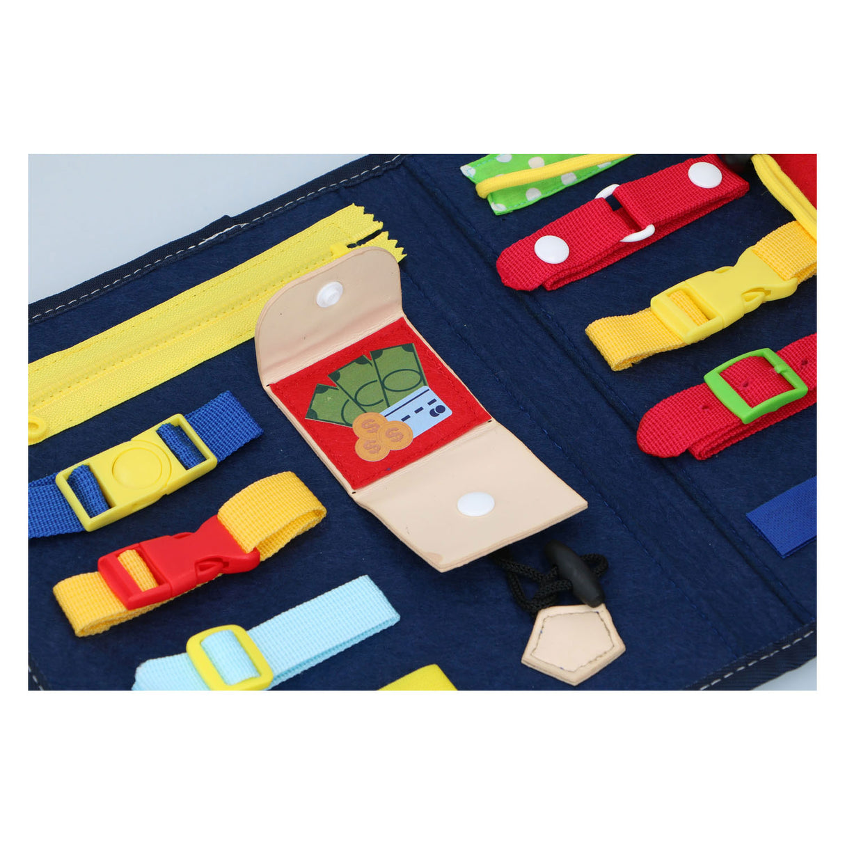 Montessori activiteitenboek - kleding leren openen en sluiten - motoriek oefenen