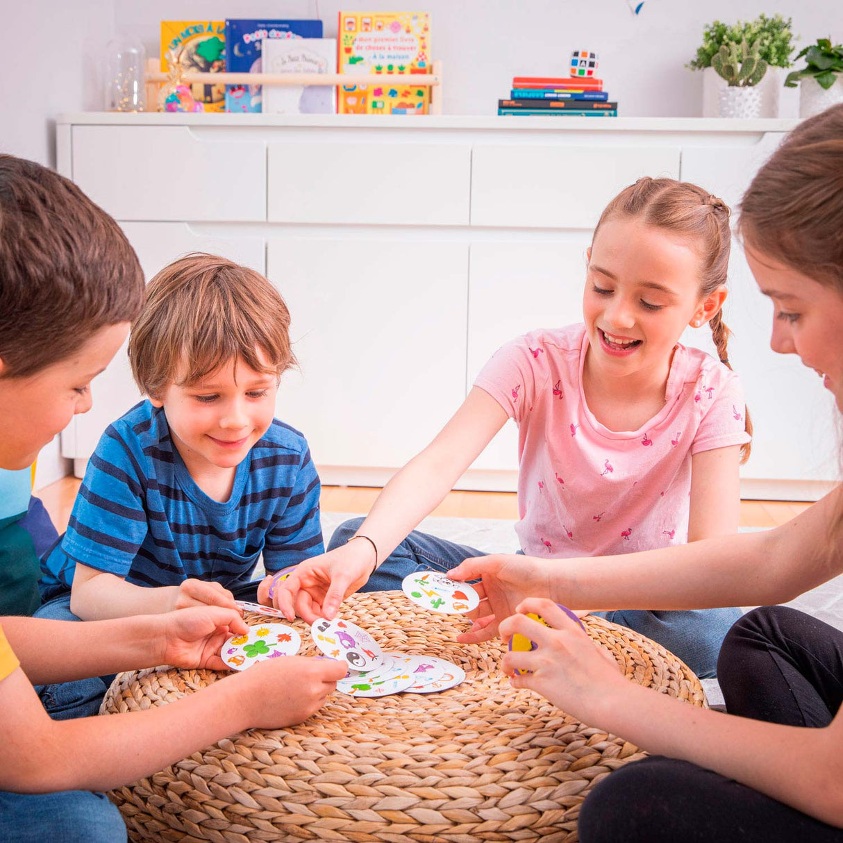 Zygomatic board game studio dobble classic – nederlandstalig kaartspel voor 2 tot 8 spelers - leuk familiespel vanaf 6 jaar - het razendsnelle zoekspel voor het hele gezin