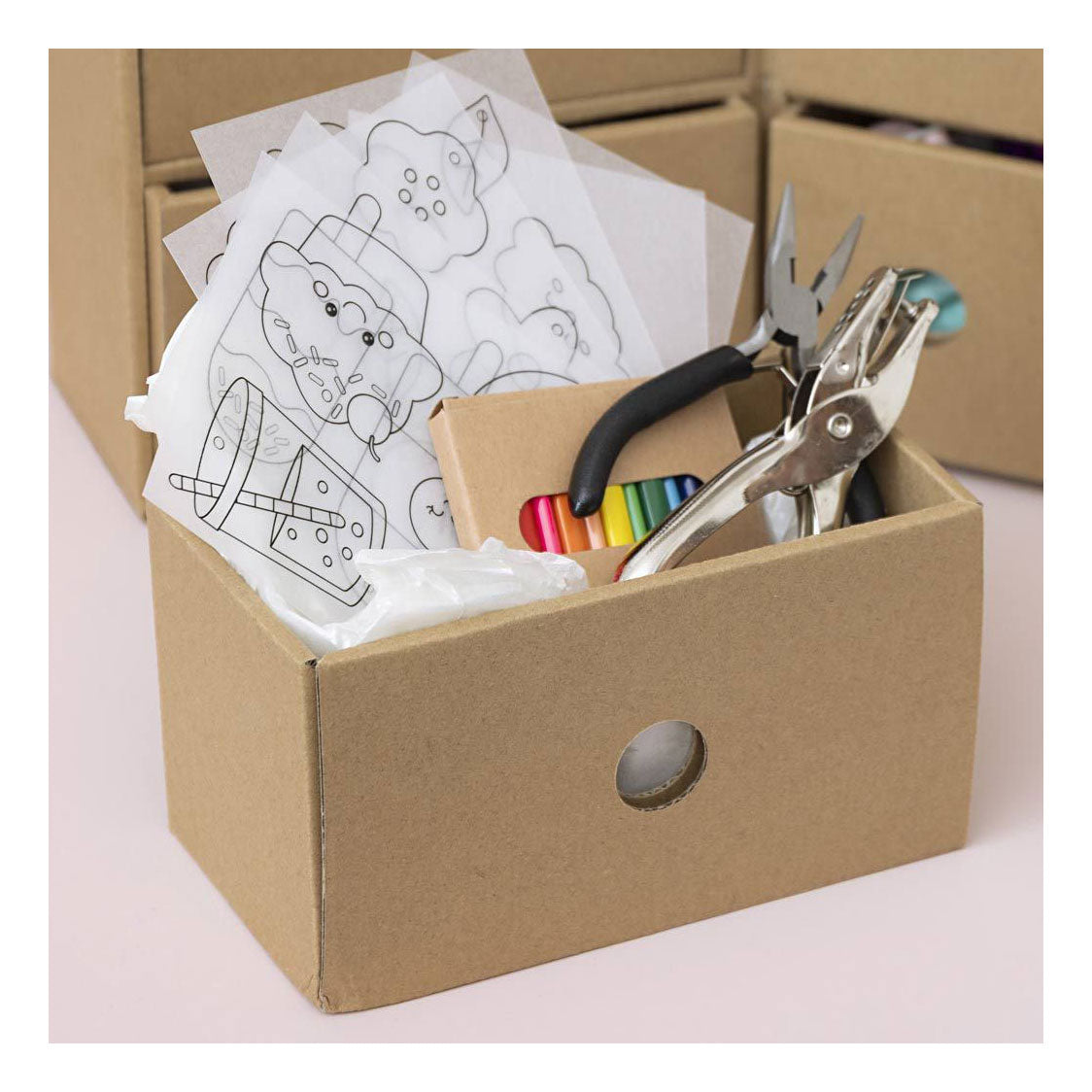 Creativ company https: www.cchobby.nl mijn-knutselstation-sieraden-diverse-kleuren-1-doos