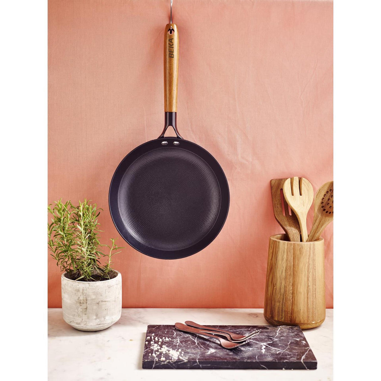 Beka mandala pan non-stick - ø 24 cm – unieke patroon - 100% pfas-vrije antiaanbaklaag - geschikt voor inductie bbq - 100% gerecycled geperst ijzer – keramische antikleef -houten steel met ophanggat