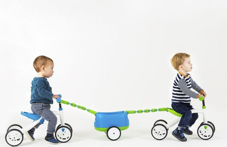 Chillafish loopfiets 1 jaar met aanhangwagen voor jongens en meisjes - vierwieler tot 3 jaar met opbergvak - blauw - lichtgewicht loopauto - extra stabiel - stille anti slip banden voor binnen en buiten - model quadie trailer