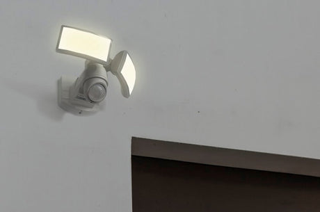 Lutec arc - led wandlamp voor buiten met sensor - pir bewegingssensor - dag nacht sensor - 1200lm krachtige schijnwerper - 5000k helder licht - ip54 extra weerbestendig - wit