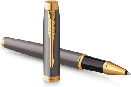 Parker im-rollerballpen | grijze lak met gouden details | fijne roestvrijstalen punt | zwarte inkt | geschenkverpakking