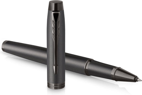 Parker im monochrome rollerballpen | zwarte inkt | gunmetal afwerking en details | fijne punt | geschenkverpakking