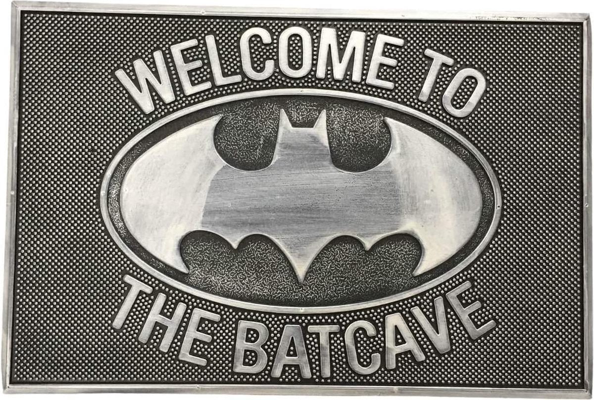 Batman pyramid international - welcome to the batcave 40 x 60 cm deurmat - zwart