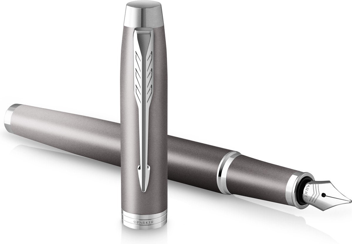 Parker im writing rituals vulpen | grijze afwerking met kleurverloop en verchroomd detail | medium punt | blauwe inkt | met geschenkdoos