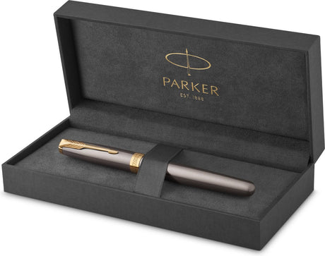 Parker sonnet-vulpen | grijze lak met gouden details | medium roestvrijstalen penpunt met gouden coating | blauwe inkt | geschenkverpakking
