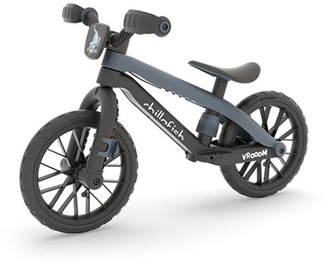 Chillafish loopfiets 2 jaar met moto geluid - zwart - lichtgewicht loopfiets jongens en meisjes tot 5 jaar met voetsteun, voetrem en verstelbaar zadel - met 12 rubberskin banden voor extra grip - geen batterijen nodig - model bmxie vroom