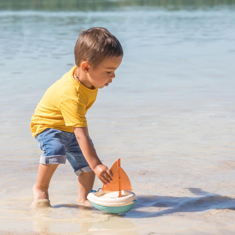 Fëmmert kleng gréng schlecht Sailboat