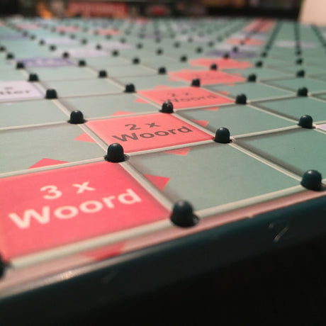 Megableu scrabble xl - het klassieke woordspel in extra groot formaat - bordspel voor de hele familie - 2-4 spelers - grote letters met tilelock-systeem