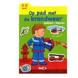 Standaard uitgeverij plakken en kleuren - op pad met de brandweer, 4-6 jaar