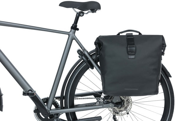 Basil SoHo dubbele fietstas Nordlicht waterdicht, PU, rolltopsluiting, geschikt voor MIK, 41 ltr, night zwart