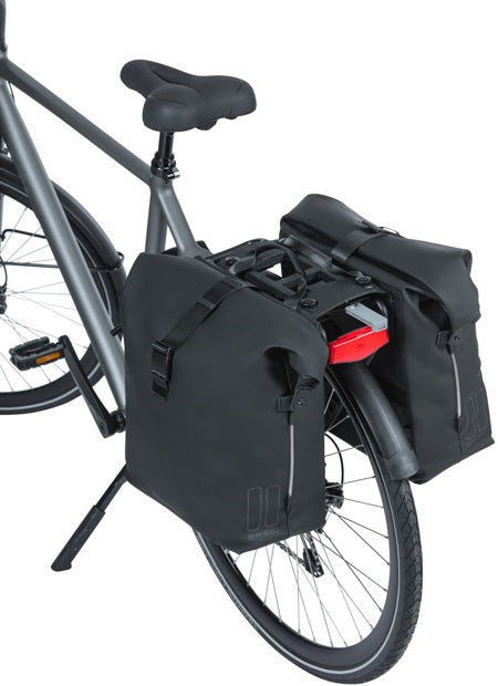 Basil SoHo dubbele fietstas Nordlicht - waterdicht, PU, rolltopsluiting, geschikt voor MIK, 41 ltr, night zwart