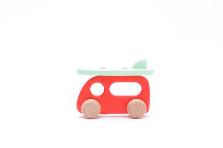 Bajo houten camper met surfplank. 2+