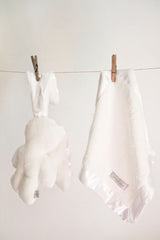Snuggle bunny wit met witte oren. 26 cm