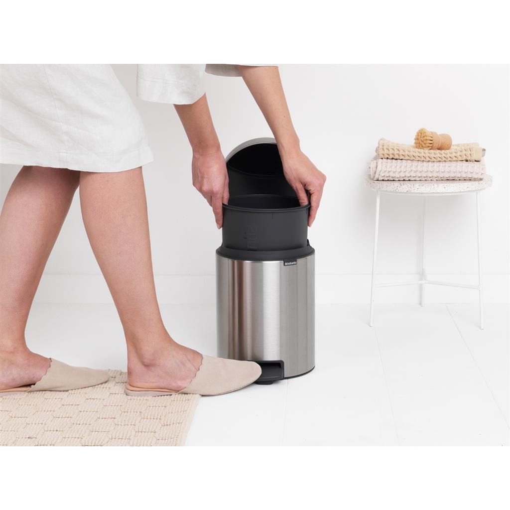Brabantia pedaalemmer newicon 5 ltr mat steel fingerprintproof