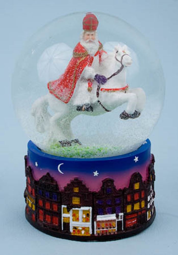 Glas sneeuwbol sinterklaas op paard. 10