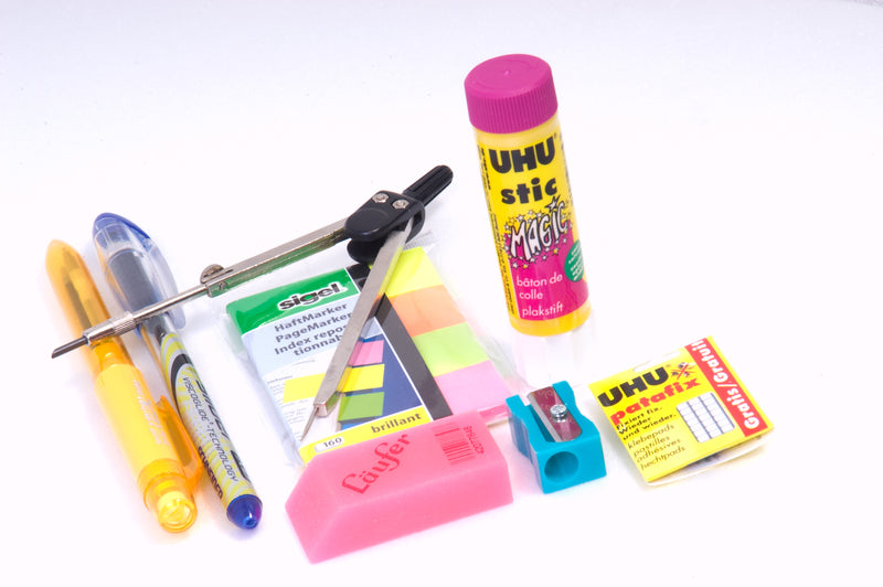 Kangaro k-7402 beker met pen gum lijm passer etc.