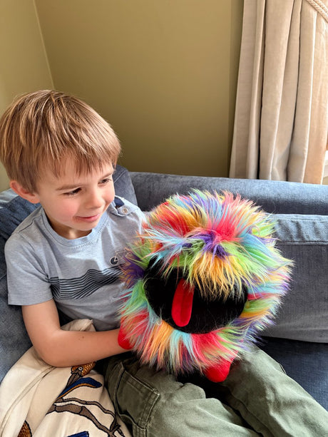 The puppet company handpop regenboog monster 35cm pluche speelgoed.