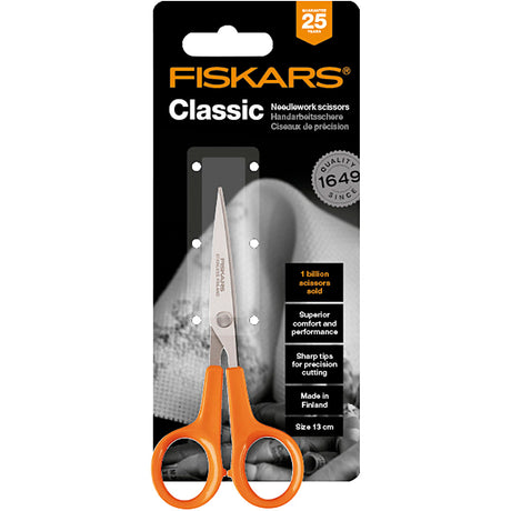 Fiskars http: www.cchobby.nl -klassieke-precisie-schaar-l-13-cm-1-stuk