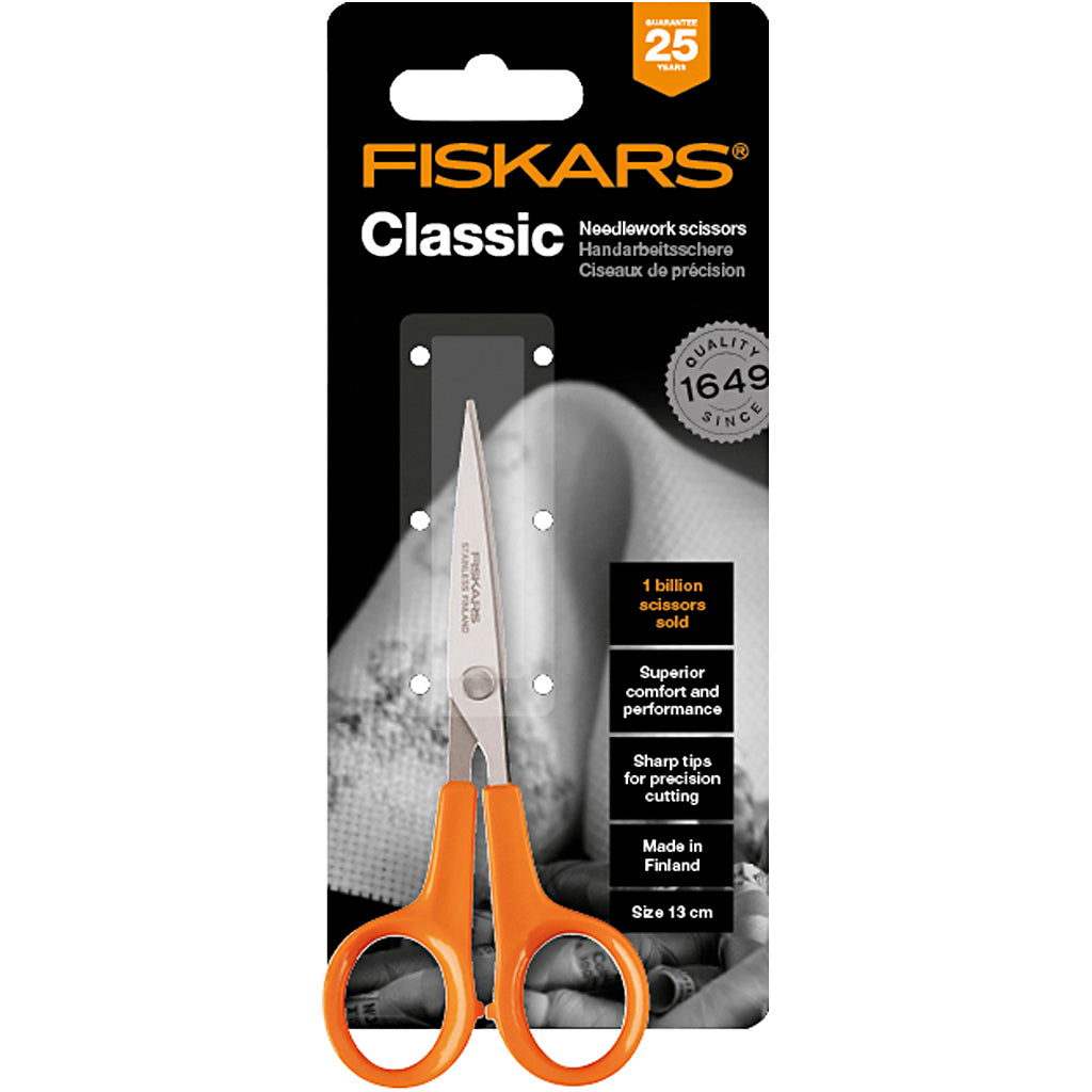 Fiskars http: www.cchobby.nl -klassieke-precisie-schaar-l-13-cm-1-stuk