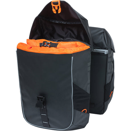 Basil dubbele fietstas miles tarpaulin mik 34 liter 13 x 25 x 37 cm - zwart oranje