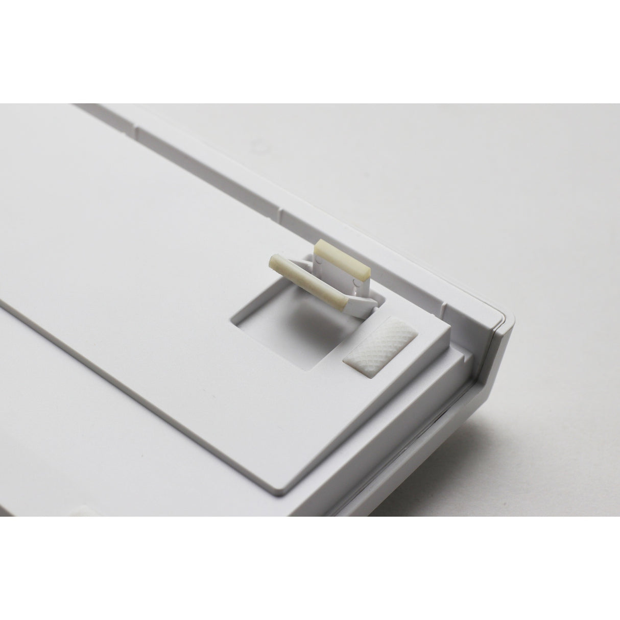 Ducky zero 6108 pure white rgb mechanisch gaming toetsenbord (wit, us lay-out (qwerty), cherry mx2a speed silver, 100%, rgb leds, double-shot pbt, hot swap, 2.4ghz | bluetooth | usb-c)