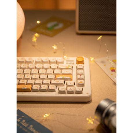 Iqunix zx75 sunset ponder wireless mechanical keyboard (lichtgeel, us lay-out (qwerty), iqunix little prince, 75%, rgb leds, hot-swappable, double-shot pbt, 2.4ghz | bluetooth 5.1 | usb-c)