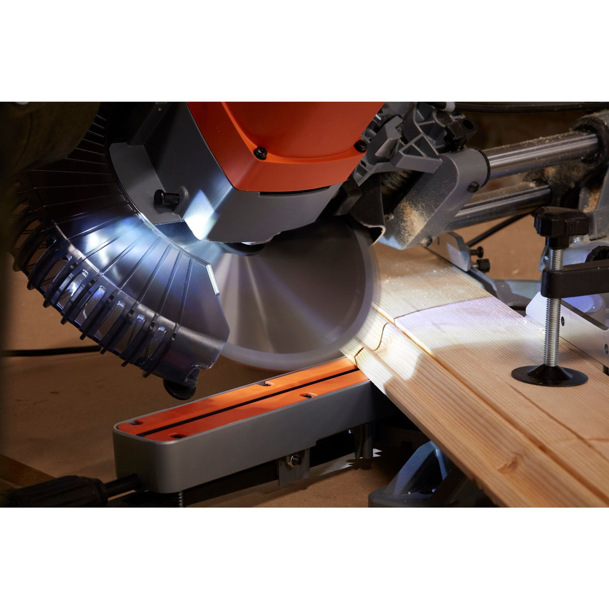 Black+decker 1600w 216mm afkort- en verstekzaag - bes700-qs