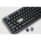 Ducky zero 6108 classic black rgb mechanisch gaming toetsenbord (zwart, us lay-out (qwerty), cherry mx2a red, 100%, rgb leds, double-shot pbt, hot swap, 2.4ghz | bluetooth | usb-c)