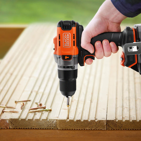 Black+decker 18v schroefklopboormachine + 18v excentrische schuurmachine bundel (zwart oranje)