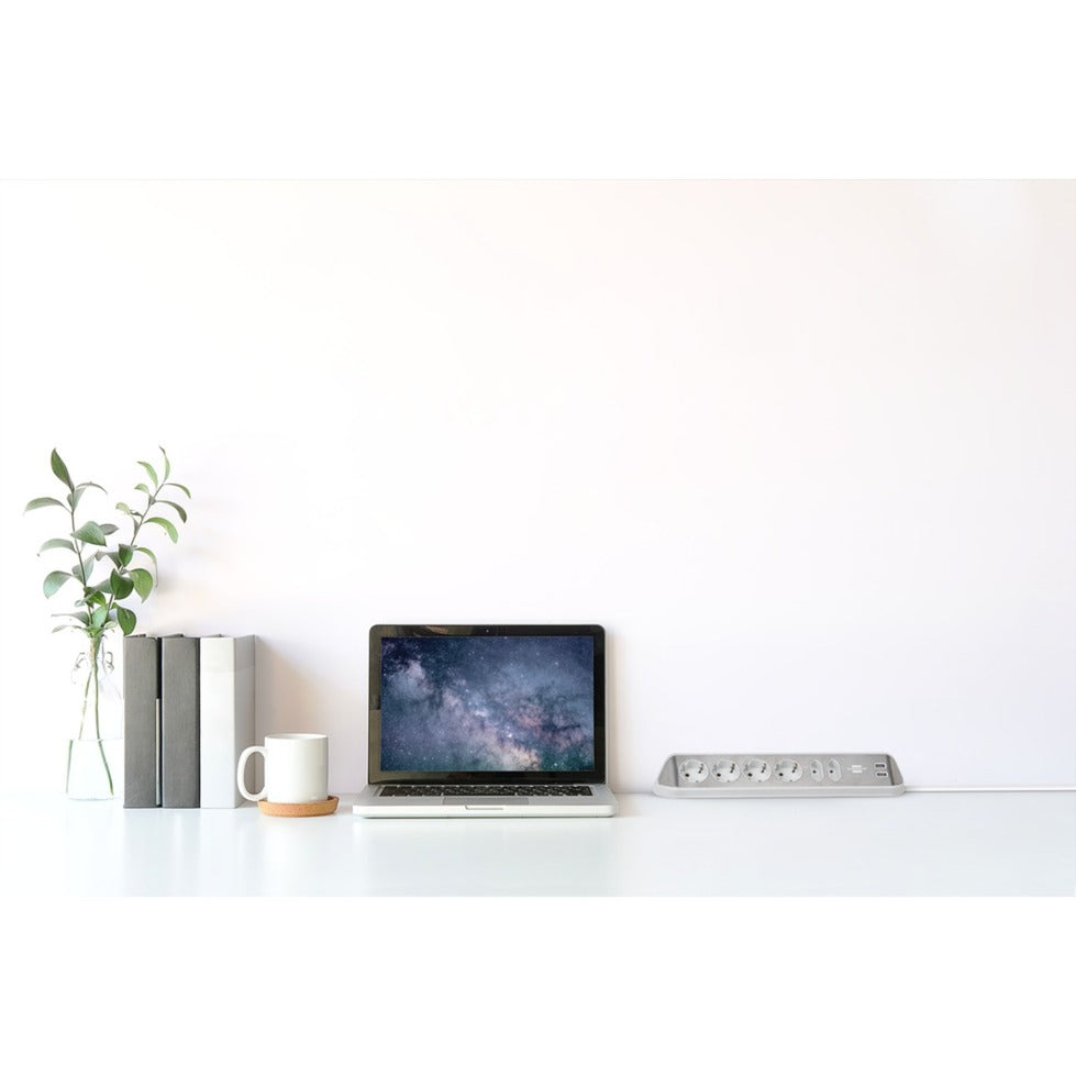Brennenstuhl ®estilo hoekaansluitdoosstrook met usb laadfunctie 6-weg 4x beschermende contactdozen 2x euro zilver wit