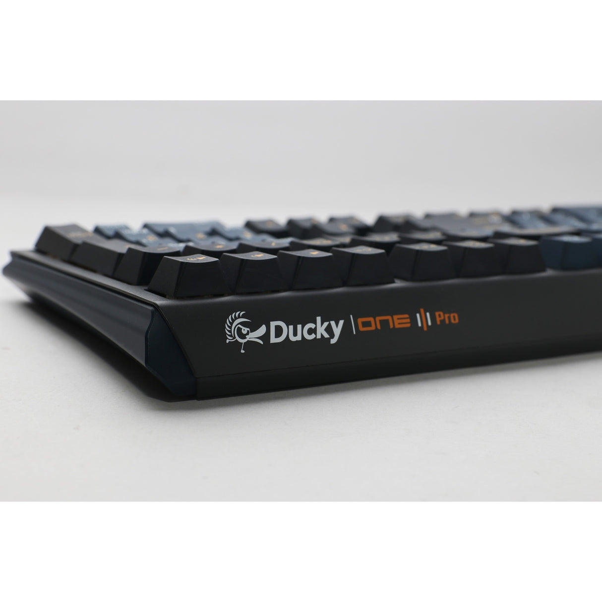 Ducky one 3 pro, gaming toetsenbord (zwart, us lay-out, cherry mx2a blue, rgb led, double-shot pbt, quack mechanics, hot swap)