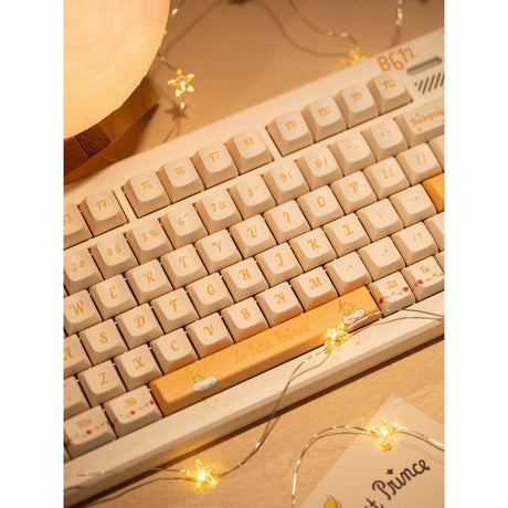 Iqunix zx75 sunset ponder wireless mechanical keyboard (lichtgeel, us lay-out (qwerty), iqunix little prince, 75%, rgb leds, hot-swappable, double-shot pbt, 2.4ghz | bluetooth 5.1 | usb-c)