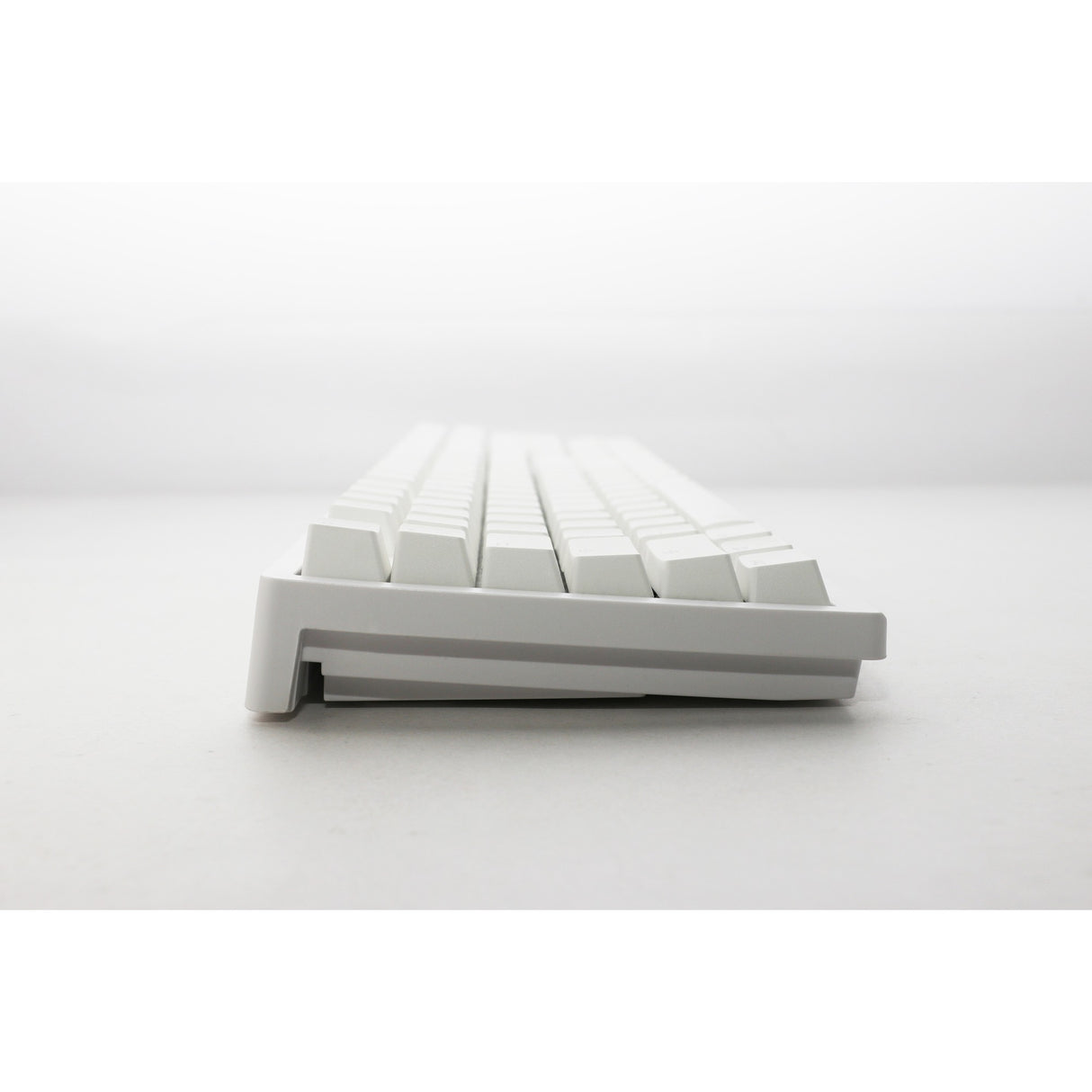 Ducky zero 6108 pure white rgb mechanisch gaming toetsenbord (wit, us lay-out (qwerty), cherry mx2a speed silver, 100%, rgb leds, double-shot pbt, hot swap, 2.4ghz | bluetooth | usb-c)