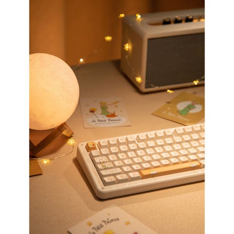 Iqunix zx75 sunset ponder wireless mechanical keyboard (lichtgeel, us lay-out (qwerty), iqunix little prince, 75%, rgb leds, hot-swappable, double-shot pbt, 2.4ghz | bluetooth 5.1 | usb-c)