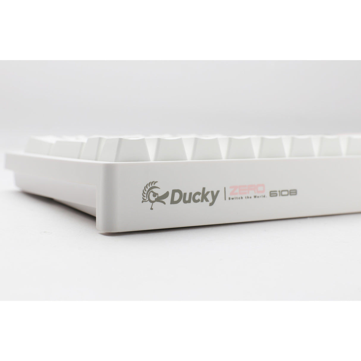 Ducky zero 6108 pure white rgb mechanisch gaming toetsenbord (wit, us lay-out (qwerty), cherry mx2a brown, 100%, rgb leds, double-shot pbt, hot swap, 2.4ghz | bluetooth | usb-c)