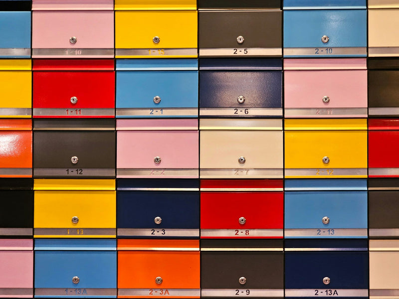 Brievenbussen in verschillende kleuren