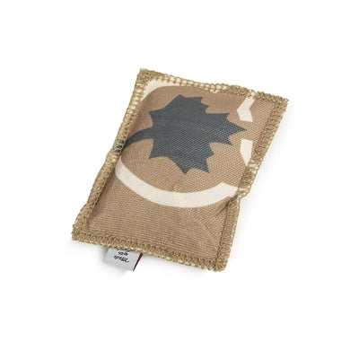 Canadiancat company Canadian cat speelkussen love met catnip grijs beige